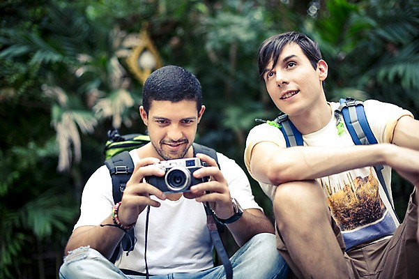 포토 JPG 주간 서양인 외국인 나무 라이프스타일 응시 남자 여유 맨라이프 해외여행 여행 배낭 태국 함께함 2014년태국 미소 들기 사람 앉기 상반신 20대 성인 야외 두명 앞모습 친구 청춘 카메라 우정 배낭여행 방콕 성인남자만 청년만 청년남자만 국내포토 자연요소 식물 해외기획촬영 해외 시선 감정 아시아 뷰포인트 컨셉 가방 관계 모션 표정 인종 청년 생활 전자제품 남자만 성인만 파일형식