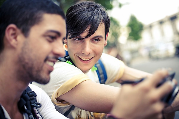 포토 JPG 주간 서양인 외국인 라이프스타일 남자 여유 맨라이프 해외여행 여행 태국 휴식 함께함 2014년태국 미소 들기 사람 앉기 상반신 20대 성인 야외 두명 옆모습 친구 청춘 카메라 우정 배낭여행 방콕 성인남자만 청년만 청년남자만 국내포토 자연요소 해외기획촬영 해외 감정 아시아 뷰포인트 컨셉 관계 모션 표정 인종 청년 생활 전자제품 남자만 성인만 파일형식