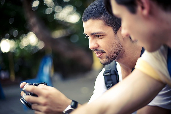 포토 JPG 주간 서양인 외국인 라이프스타일 응시 남자 여유 맨라이프 해외여행 여행 태국 휴식 함께함 2014년태국 미소 들기 사람 앉기 상반신 20대 성인 야외 두명 친구 청춘 카메라 우정 배낭여행 방콕 성인남자만 청년만 청년남자만 국내포토 자연요소 해외기획촬영 해외 시선 감정 아시아 컨셉 관계 모션 표정 인종 청년 생활 전자제품 남자만 성인만 파일형식