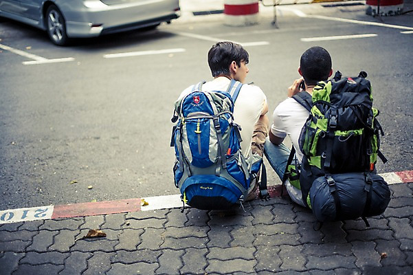 포토 JPG 주간 서양인 외국인 라이프스타일 남자 여유 맨라이프 해외여행 여행 배낭 자동차 태국 휴식 거리 함께함 2014년태국 사람 앉기 상반신 20대 성인 야외 두명 뒷모습 친구 청춘 우정 배낭여행 방콕 성인남자만 청년만 청년남자만 국내포토 자연요소 해외기획촬영 해외 감정 아시아 육상교통 뷰포인트 컨셉 가방 관계 모션 인종 청년 생활 남자만 성인만 파일형식