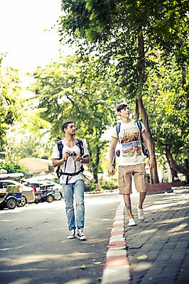 포토 JPG 주간 전신 서양인 외국인 나무 라이프스타일 남자 여유 맨라이프 해외여행 여행 배낭 태국 거리 함께함 2014년태국 들기 사람 20대 성인 야외 두명 앞모습 친구 청춘 걷기 카메라 우정 배낭여행 방콕 성인남자만 청년만 청년남자만 국내포토 자연요소 식물 해외기획촬영 해외 감정 아시아 뷰포인트 컨셉 가방 관계 모션 인종 청년 생활 전자제품 남자만 성인만 파일형식