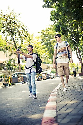 포토 JPG 주간 전신 서양인 외국인 나무 라이프스타일 응시 남자 여유 맨라이프 해외여행 여행 배낭 자동차 태국 거리 함께함 2014년태국 들기 사람 20대 성인 야외 두명 앞모습 친구 청춘 걷기 카메라 사진촬영 배낭여행 방콕 성인남자만 청년만 청년남자만 국내포토 자연요소 식물 해외기획촬영 해외 시선 감정 아시아 육상교통 뷰포인트 컨셉 가방 관계 모션 인종 청년 생활 전자제품 촬영 남자만 성인만 파일형식