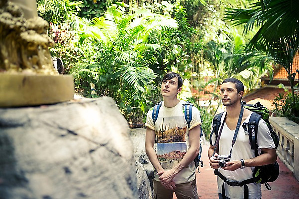 포토 JPG 주간 서양인 외국인 나무 라이프스타일 응시 남자 여유 맨라이프 해외여행 여행 배낭 태국 함께함 2014년태국 서기 들기 사람 상반신 20대 성인 야외 두명 앞모습 친구 청춘 카메라 우정 구경 배낭여행 방콕 성인남자만 청년만 청년남자만 국내포토 자연요소 식물 해외기획촬영 해외 시선 감정 아시아 뷰포인트 컨셉 가방 관계 모션 인종 청년 생활 전자제품 남자만 성인만 파일형식