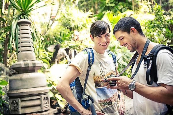 포토 JPG 주간 서양인 외국인 라이프스타일 응시 남자 여유 맨라이프 해외여행 여행 배낭 태국 함께함 2014년태국 서기 미소 들기 사람 상반신 20대 성인 야외 두명 앞모습 옆모습 친구 청춘 카메라 배낭여행 방콕 성인남자만 청년만 청년남자만 국내포토 자연요소 해외기획촬영 해외 시선 감정 아시아 뷰포인트 컨셉 가방 관계 모션 표정 인종 청년 생활 전자제품 남자만 성인만 파일형식