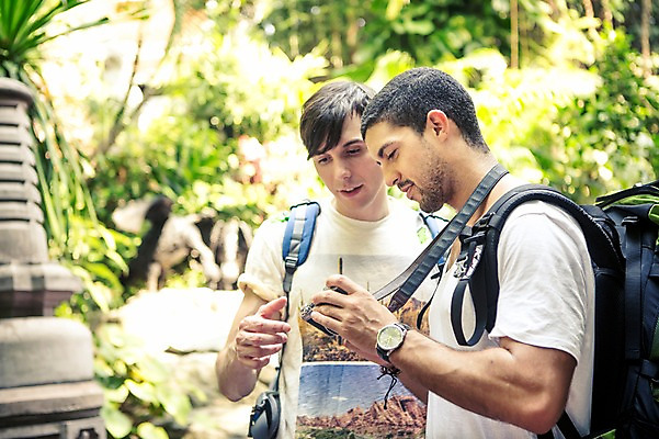 포토 JPG 주간 서양인 외국인 나무 라이프스타일 남자 여유 맨라이프 해외여행 여행 배낭 태국 함께함 2014년태국 서기 미소 들기 사람 상반신 20대 성인 야외 두명 앞모습 옆모습 친구 청춘 카메라 배낭여행 방콕 성인남자만 청년만 청년남자만 국내포토 자연요소 식물 해외기획촬영 해외 감정 아시아 뷰포인트 컨셉 가방 관계 모션 표정 인종 청년 생활 전자제품 남자만 성인만 파일형식