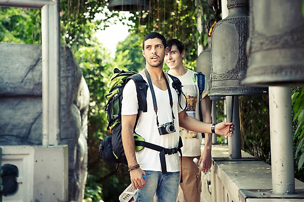 포토 JPG 주간 서양인 외국인 라이프스타일 응시 남자 여유 맨라이프 해외여행 여행 배낭 태국 함께함 2014년태국 서기 미소 들기 사람 상반신 20대 성인 야외 두명 앞모습 물 친구 청춘 카메라 종 물병 구경 배낭여행 방콕 성인남자만 청년만 청년남자만 국내포토 자연요소 해외기획촬영 해외 시선 감정 아시아 뷰포인트 컨셉 가방 관계 모션 표정 인종 청년 생활 전자제품 물통 남자만 성인만 파일형식