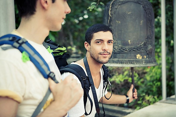 포토 JPG 주간 서양인 외국인 라이프스타일 남자 여유 맨라이프 해외여행 여행 배낭 태국 함께함 2014년태국 서기 사람 손짓 상반신 20대 성인 야외 두명 옆모습 친구 청춘 우정 종 배낭여행 방콕 성인남자만 청년만 청년남자만 국내포토 자연요소 해외기획촬영 해외 감정 아시아 뷰포인트 컨셉 가방 관계 모션 인종 청년 생활 남자만 성인만 파일형식