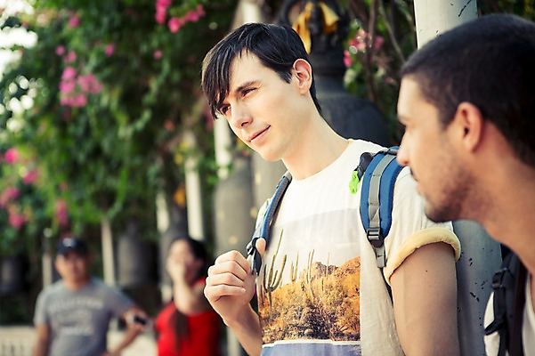 포토 JPG 주간 서양인 외국인 라이프스타일 응시 남자 여유 맨라이프 해외여행 여행 배낭 태국 함께함 2014년태국 서기 사람 여러명 상반신 20대 성인 야외 앞모습 옆모습 친구 청춘 우정 배낭여행 방콕 남자만 성인남자만 청년만 청년남자만 성인만 국내포토 자연요소 해외기획촬영 해외 시선 감정 아시아 뷰포인트 다수 컨셉 가방 관계 모션 인종 청년 생활 파일형식