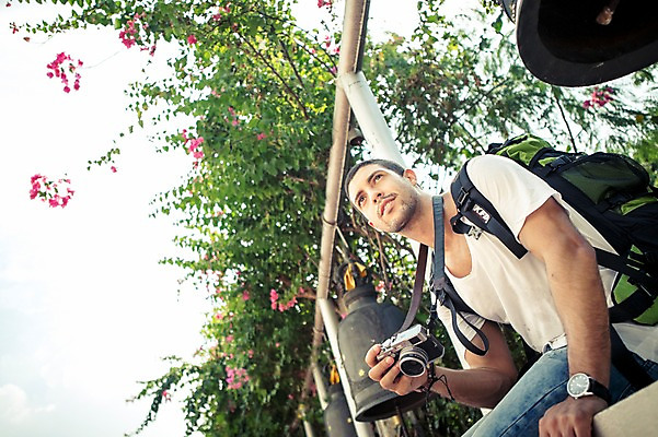 포토 JPG 주간 서양인 외국인 라이프스타일 응시 남자 꽃 여유 맨라이프 해외여행 여행 배낭 태국 2014년태국 한명 미소 들기 사람 앉기 상반신 20대 성인 야외 옆모습 청춘 카메라 풀 배낭여행 방콕 청년만 청년남자만 청년남자한명만 성인남자한명만 국내포토 자연요소 식물 해외기획촬영 1 해외 시선 감정 아시아 뷰포인트 컨셉 가방 모션 표정 인종 청년 생활 전자제품 남자만 남자한명만 성인남자만 성인만 파일형식