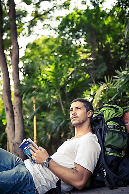 포토 JPG 주간 서양인 외국인 나무 라이프스타일 응시 남자 여유 맨라이프 해외여행 여행 배낭 태국 휴식 2014년태국 한명 들기 사람 앉기 상반신 20대 성인 야외 청춘 기댐 가이드북 배낭여행 방콕 청년만 청년남자만 청년남자한명만 성인남자한명만 국내포토 자연요소 식물 해외기획촬영 1 해외 시선 감정 아시아 컨셉 가방 모션 인종 청년 생활 남자만 남자한명만 성인남자만 성인만 파일형식