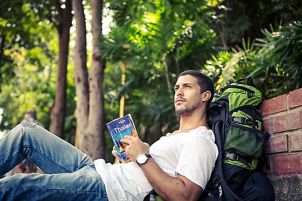 포토 JPG 주간 서양인 외국인 나무 라이프스타일 응시 남자 여유 맨라이프 해외여행 여행 배낭 태국 휴식 2014년태국 한명 들기 사람 상반신 20대 성인 야외 청춘 눕기 기댐 풀 가이드북 배낭여행 방콕 청년만 청년남자만 청년남자한명만 성인남자한명만 국내포토 자연요소 식물 해외기획촬영 1 해외 시선 감정 아시아 컨셉 가방 모션 인종 청년 생활 남자만 남자한명만 성인남자만 성인만 파일형식