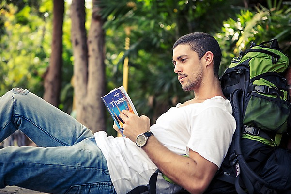 포토 JPG 주간 서양인 외국인 나무 라이프스타일 남자 여유 맨라이프 해외여행 여행 배낭 태국 휴식 2014년태국 한명 들기 사람 상반신 20대 성인 야외 청춘 눕기 기댐 풀 가이드북 읽기 배낭여행 방콕 청년만 청년남자만 청년남자한명만 성인남자한명만 국내포토 자연요소 식물 해외기획촬영 1 해외 감정 아시아 컨셉 가방 모션 인종 청년 생활 남자만 남자한명만 성인남자만 성인만 파일형식