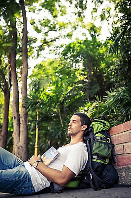 포토 JPG 주간 서양인 외국인 라이프스타일 남자 여유 맨라이프 해외여행 여행 배낭 태국 휴식 2014년태국 한명 들기 사람 상반신 20대 성인 야외 옆모습 책 청춘 눕기 눈감음 기댐 풀 가이드북 배낭여행 방콕 청년만 청년남자만 청년남자한명만 성인남자한명만 국내포토 자연요소 식물 해외기획촬영 1 해외 감정 아시아 뷰포인트 컨셉 가방 모션 인종 청년 생활 남자만 남자한명만 성인남자만 성인만 파일형식