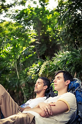 포토 JPG 주간 서양인 외국인 나무 라이프스타일 남자 여유 맨라이프 해외여행 여행 배낭 태국 휴식 함께함 2014년태국 사람 상반신 20대 성인 야외 두명 옆모습 친구 청춘 눕기 눈감음 배낭여행 방콕 성인남자만 청년만 청년남자만 국내포토 자연요소 식물 해외기획촬영 해외 감정 아시아 뷰포인트 컨셉 가방 관계 모션 인종 청년 생활 남자만 성인만 파일형식