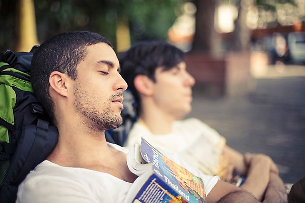 포토 JPG 주간 서양인 외국인 라이프스타일 남자 여유 맨라이프 해외여행 여행 배낭 태국 휴식 함께함 2014년태국 들기 사람 상반신 20대 성인 야외 두명 옆모습 친구 청춘 눕기 눈감음 우정 가이드북 배낭여행 방콕 성인남자만 청년만 청년남자만 국내포토 자연요소 해외기획촬영 해외 감정 아시아 뷰포인트 컨셉 가방 관계 모션 인종 청년 생활 남자만 성인만 파일형식
