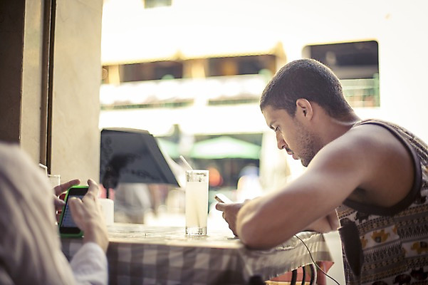 포토 JPG 주간 서양인 외국인 라이프스타일 남자 여유 맨라이프 해외여행 여행 태국 탁자 휴식 2014년태국 한명 사람 앉기 상반신 20대 성인 야외 옆모습 청춘 식당 배낭여행 방콕 청년만 청년남자만 청년남자한명만 성인남자한명만 국내포토 자연요소 해외기획촬영 1 해외 감정 아시아 뷰포인트 가구 컨셉 모션 인종 청년 생활 상점 남자만 남자한명만 성인남자만 성인만 파일형식