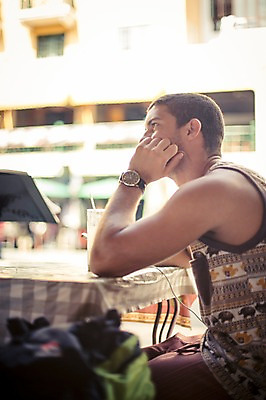 포토 JPG 주간 서양인 외국인 라이프스타일 응시 남자 여유 맨라이프 해외여행 여행 태국 탁자 휴식 2014년태국 한명 사람 앉기 상반신 20대 성인 야외 옆모습 청춘 식당 턱괴기 배낭여행 방콕 청년만 청년남자만 청년남자한명만 성인남자한명만 국내포토 자연요소 해외기획촬영 1 해외 시선 감정 아시아 뷰포인트 가구 컨셉 모션 인종 청년 생활 상점 남자만 남자한명만 성인남자만 성인만 파일형식