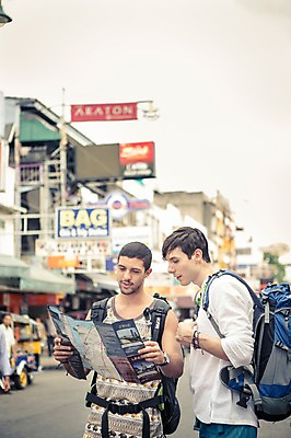 포토 JPG 주간 서양인 외국인 라이프스타일 응시 남자 맨라이프 해외여행 여행 지도 배낭 태국 2014년태국 서기 들기 사람 상반신 20대 성인 야외 두명 앞모습 친구 청춘 시장 배낭여행 방콕 카오산로드 성인남자만 청년만 청년남자만 국내포토 자연요소 해외기획촬영 해외 시선 아시아 뷰포인트 컨셉 가방 관계 모션 인종 청년 생활 남자만 성인만 파일형식