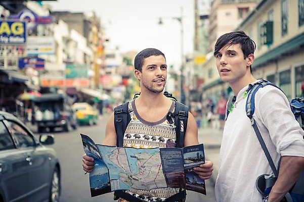 포토 JPG 주간 서양인 외국인 라이프스타일 남자 맨라이프 해외여행 여행 지도 배낭 태국 2014년태국 서기 들기 사람 상반신 20대 성인 야외 두명 앞모습 옆모습 친구 청춘 시장 배낭여행 방콕 카오산로드 성인남자만 청년만 청년남자만 국내포토 자연요소 해외기획촬영 해외 아시아 뷰포인트 컨셉 가방 관계 모션 인종 청년 생활 남자만 성인만 파일형식