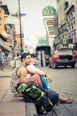 포토 JPG 주간 전신 서양인 외국인 라이프스타일 응시 남자 맨라이프 해외여행 여행 배낭 태국 거리 2014년태국 미소 들기 사람 앉기 20대 성인 야외 두명 옆모습 친구 청춘 시장 물병 배낭여행 방콕 카오산로드 성인남자만 청년만 청년남자만 국내포토 자연요소 해외기획촬영 해외 시선 아시아 뷰포인트 컨셉 가방 관계 모션 표정 인종 청년 생활 물통 남자만 성인만 파일형식