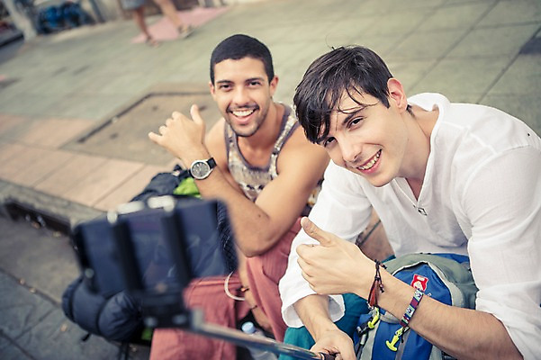 포토 JPG 주간 서양인 외국인 라이프스타일 남자 맨라이프 해외여행 여행 배낭 태국 거리 2014년태국 미소 들기 사람 앉기 상반신 20대 성인 야외 두명 앞모습 친구 청춘 배낭여행 방콕 카오산로드 셀카봉 성인남자만 청년만 청년남자만 국내포토 자연요소 해외기획촬영 해외 아시아 뷰포인트 컨셉 가방 관계 모션 표정 인종 청년 생활 남자만 성인만 파일형식