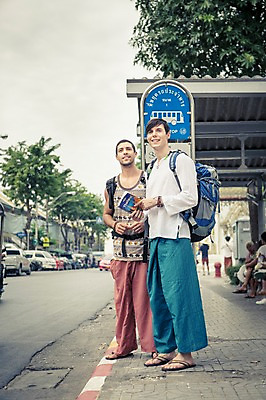 포토 JPG 주간 전신 서양인 외국인 라이프스타일 응시 남자 여유 맨라이프 해외여행 여행 배낭 태국 거리 함께함 2014년태국 서기 들기 사람 20대 성인 야외 두명 앞모습 친구 청춘 우정 기다림 버스정류장 가이드북 배낭여행 방콕 성인남자만 청년만 청년남자만 국내포토 자연요소 해외기획촬영 해외 시선 감정 아시아 뷰포인트 컨셉 가방 관계 모션 인종 청년 생활 역 남자만 성인만 파일형식