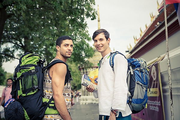 포토 JPG 주간 서양인 외국인 라이프스타일 남자 여유 맨라이프 해외여행 여행 배낭 태국 거리 함께함 2014년태국 미소 들기 사람 상반신 20대 성인 야외 두명 옆모습 친구 청춘 가이드북 배낭여행 방콕 성인남자만 청년만 청년남자만 국내포토 자연요소 해외기획촬영 해외 감정 아시아 뷰포인트 컨셉 가방 관계 모션 표정 인종 청년 생활 남자만 성인만 파일형식