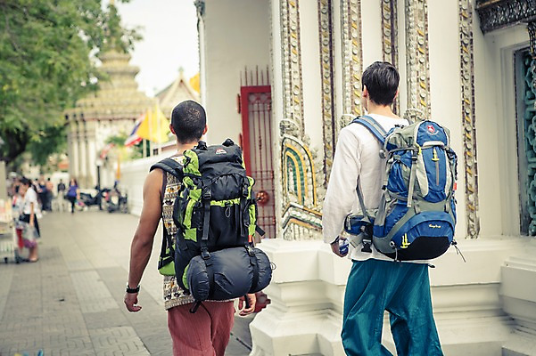 포토 JPG 주간 서양인 외국인 라이프스타일 남자 여유 맨라이프 해외여행 여행 배낭 태국 함께함 2014년태국 사람 상반신 20대 성인 야외 두명 뒷모습 친구 청춘 걷기 구경 배낭여행 방콕 성인남자만 청년만 청년남자만 국내포토 자연요소 해외기획촬영 해외 감정 아시아 뷰포인트 컨셉 가방 관계 모션 인종 청년 생활 남자만 성인만 파일형식