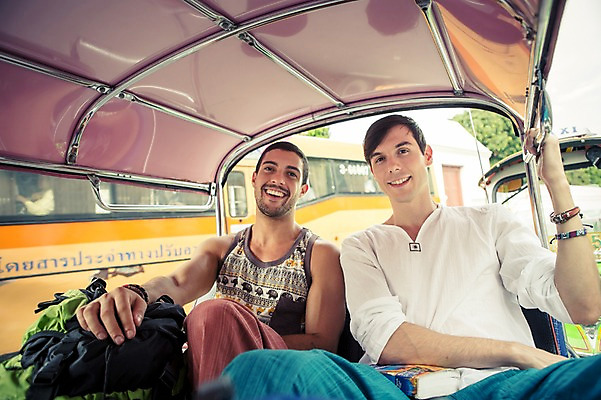 포토 JPG 주간 서양인 외국인 라이프스타일 남자 맨라이프 해외여행 여행 이동 배낭 태국 2014년태국 미소 사람 앉기 상반신 20대 성인 야외 두명 앞모습 친구 청춘 배낭여행 방콕 성인남자만 청년만 청년남자만 국내포토 자연요소 해외기획촬영 해외 아시아 뷰포인트 컨셉 가방 관계 모션 표정 인종 청년 생활 남자만 성인만 파일형식