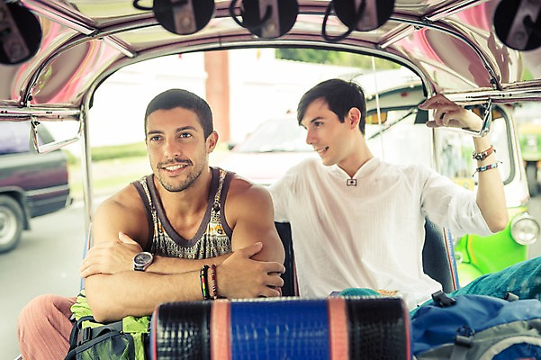 포토 JPG 주간 서양인 외국인 라이프스타일 응시 남자 맨라이프 해외여행 여행 이동 배낭 태국 2014년태국 사람 앉기 상반신 20대 성인 야외 두명 앞모습 친구 청춘 배낭여행 방콕 성인남자만 청년만 청년남자만 국내포토 자연요소 해외기획촬영 해외 시선 아시아 뷰포인트 컨셉 가방 관계 모션 인종 청년 생활 남자만 성인만 파일형식