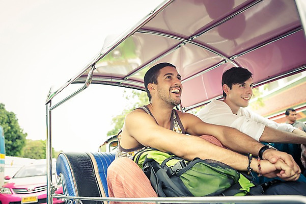 포토 JPG 주간 서양인 외국인 라이프스타일 응시 남자 맨라이프 해외여행 여행 이동 배낭 태국 2014년태국 미소 사람 앉기 상반신 20대 성인 야외 두명 옆모습 친구 청춘 배낭여행 방콕 성인남자만 청년만 청년남자만 국내포토 자연요소 해외기획촬영 해외 시선 아시아 뷰포인트 컨셉 가방 관계 모션 표정 인종 청년 생활 남자만 성인만 파일형식