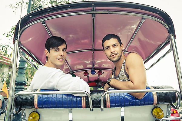 포토 JPG 주간 서양인 외국인 라이프스타일 남자 맨라이프 해외여행 여행 이동 태국 2014년태국 미소 사람 앉기 상반신 20대 성인 야외 두명 뒷모습 친구 청춘 뒤돌아보기 배낭여행 방콕 성인남자만 청년만 청년남자만 국내포토 자연요소 해외기획촬영 해외 아시아 뷰포인트 컨셉 관계 모션 표정 인종 청년 생활 남자만 성인만 파일형식