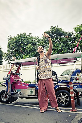 포토 JPG 주간 전신 서양인 외국인 라이프스타일 남자 맨라이프 해외여행 여행 이동 태국 2014년태국 한명 서기 미소 들기 사람 손짓 20대 성인 야외 앞모습 청춘 사진촬영 배낭여행 방콕 청년만 청년남자만 청년남자한명만 성인남자한명만 국내포토 자연요소 해외기획촬영 1 해외 아시아 뷰포인트 컨셉 모션 표정 인종 청년 생활 촬영 남자만 남자한명만 성인남자만 성인만 파일형식