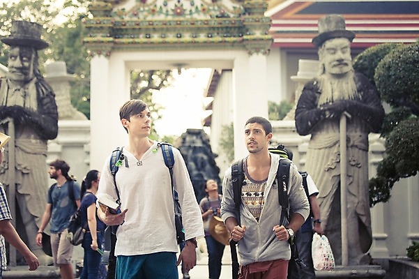 포토 JPG 주간 서양인 외국인 라이프스타일 남자 맨라이프 해외여행 여행 배낭 태국 2014년태국 서기 사람 여러명 상반신 20대 성인 야외 앞모습 친구 청춘 사찰 사원 구경 배낭여행 방콕 왓포 남자만 성인남자만 청년만 청년남자만 성인만 국내포토 자연요소 해외기획촬영 해외 아시아 뷰포인트 다수 컨셉 가방 비즈니스 관계 종교건축 모션 인종 청년 생활 파일형식