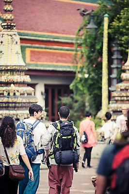 포토 JPG 주간 서양인 외국인 라이프스타일 남자 맨라이프 해외여행 여행 불교 태국 2014년태국 사람 여러명 상반신 20대 성인 야외 뒷모습 친구 청춘 걷기 사찰 사원 구경 배낭여행 방콕 왓포 남자만 성인남자만 청년만 청년남자만 성인만 국내포토 자연요소 해외기획촬영 해외 아시아 종교 뷰포인트 다수 컨셉 비즈니스 관계 종교건축 모션 인종 청년 생활 파일형식