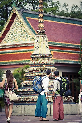 포토 JPG 주간 전신 서양인 외국인 라이프스타일 남자 맨라이프 해외여행 여행 불교 배낭 태국 2014년태국 서기 사람 20대 성인 야외 뒷모습 세명 친구 청춘 사찰 사원 구경 배낭여행 방콕 왓포 남자만 성인남자만 청년만 청년남자만 성인만 국내포토 자연요소 해외기획촬영 해외 아시아 종교 뷰포인트 컨셉 가방 비즈니스 관계 종교건축 모션 인종 청년 생활 파일형식