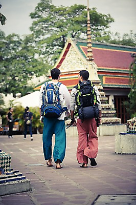 포토 JPG 주간 전신 서양인 외국인 라이프스타일 남자 맨라이프 해외여행 여행 불교 배낭 태국 2014년태국 사람 20대 성인 야외 두명 뒷모습 친구 청춘 걷기 사찰 사원 배낭여행 방콕 왓포 성인남자만 청년만 청년남자만 국내포토 자연요소 해외기획촬영 해외 아시아 종교 뷰포인트 컨셉 가방 비즈니스 관계 종교건축 모션 인종 청년 생활 남자만 성인만 파일형식
