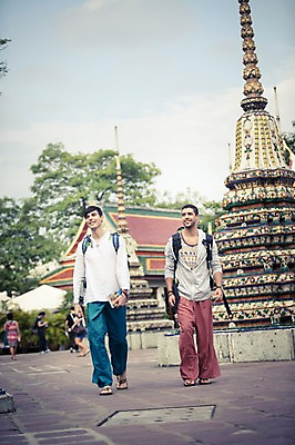 포토 JPG 주간 전신 서양인 외국인 라이프스타일 남자 맨라이프 해외여행 여행 불교 배낭 태국 2014년태국 미소 사람 20대 성인 야외 두명 앞모습 친구 청춘 걷기 사찰 사원 구경 배낭여행 방콕 왓포 성인남자만 청년만 청년남자만 국내포토 자연요소 해외기획촬영 해외 아시아 종교 뷰포인트 컨셉 가방 비즈니스 관계 종교건축 모션 표정 인종 청년 생활 남자만 성인만 파일형식