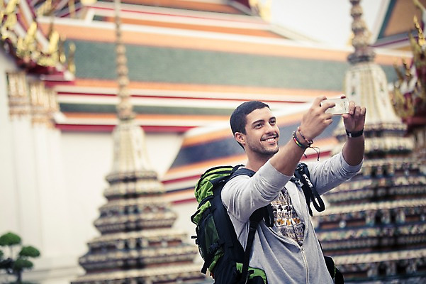포토 JPG 주간 서양인 외국인 라이프스타일 남자 맨라이프 해외여행 여행 불교 배낭 태국 2014년태국 한명 미소 들기 사람 상반신 20대 성인 야외 스마트폰 청춘 사진촬영 사찰 사원 배낭여행 방콕 왓포 청년만 청년남자만 청년남자한명만 성인남자한명만 국내포토 자연요소 해외기획촬영 1 해외 아시아 종교 컨셉 가방 비즈니스 종교건축 모션 표정 인종 청년 생활 핸드폰 스마트기기 촬영 남자만 남자한명만 성인남자만 성인만 파일형식