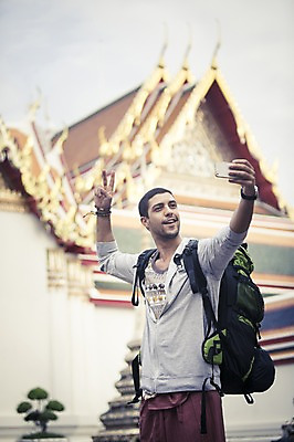포토 JPG 주간 서양인 외국인 라이프스타일 남자 맨라이프 해외여행 여행 불교 배낭 태국 2014년태국 한명 서기 미소 들기 사람 손짓 상반신 20대 성인 야외 스마트폰 청춘 사진촬영 사찰 사원 셀프카메라 구경 배낭여행 방콕 브이 왓포 청년만 청년남자만 청년남자한명만 성인남자한명만 국내포토 자연요소 해외기획촬영 1 해외 아시아 종교 컨셉 가방 비즈니스 종교건축 모션 표정 인종 청년 생활 핸드폰 스마트기기 촬영 남자만 남자한명만 성인남자만 성인만 파일형식