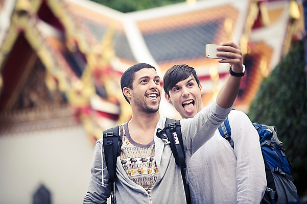 포토 JPG 주간 서양인 외국인 라이프스타일 남자 맨라이프 해외여행 여행 불교 태국 2014년태국 서기 미소 들기 사람 상반신 20대 성인 야외 두명 앞모습 친구 스마트폰 청춘 사진촬영 사찰 사원 셀프카메라 구경 배낭여행 방콕 메롱 왓포 성인남자만 청년만 청년남자만 국내포토 자연요소 해외기획촬영 해외 아시아 종교 뷰포인트 컨셉 비즈니스 관계 종교건축 모션 표정 인종 청년 생활 핸드폰 스마트기기 촬영 남자만 성인만 파일형식