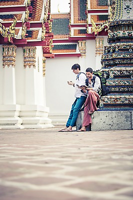 포토 JPG 주간 전신 서양인 외국인 라이프스타일 남자 맨라이프 해외여행 여행 불교 배낭 태국 2014년태국 들기 사람 앉기 20대 성인 야외 두명 친구 청춘 기댐 사찰 사원 가이드북 구경 배낭여행 방콕 왓포 성인남자만 청년만 청년남자만 국내포토 자연요소 해외기획촬영 해외 아시아 종교 컨셉 가방 비즈니스 관계 종교건축 모션 인종 청년 생활 남자만 성인만 파일형식