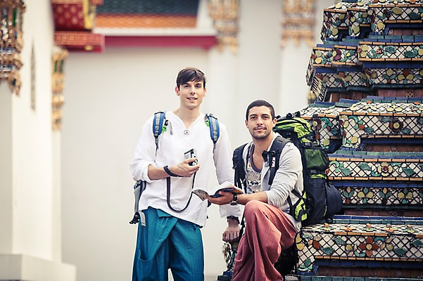 포토 JPG 주간 서양인 외국인 라이프스타일 남자 맨라이프 해외여행 여행 불교 배낭 태국 2014년태국 미소 들기 사람 앉기 상반신 20대 성인 야외 두명 앞모습 친구 청춘 사찰 사원 가이드북 배낭여행 방콕 왓포 성인남자만 청년만 청년남자만 국내포토 자연요소 해외기획촬영 해외 아시아 종교 뷰포인트 컨셉 가방 비즈니스 관계 종교건축 모션 표정 인종 청년 생활 남자만 성인만 파일형식