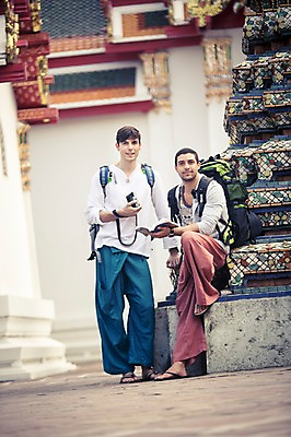포토 JPG 주간 서양인 외국인 라이프스타일 남자 맨라이프 해외여행 여행 불교 배낭 태국 2014년태국 서기 미소 들기 사람 앉기 상반신 20대 성인 야외 두명 앞모습 친구 청춘 카메라 사찰 사원 가이드북 구경 배낭여행 방콕 왓포 성인남자만 청년만 청년남자만 국내포토 자연요소 해외기획촬영 해외 아시아 종교 뷰포인트 컨셉 가방 비즈니스 관계 종교건축 모션 표정 인종 청년 생활 전자제품 남자만 성인만 파일형식