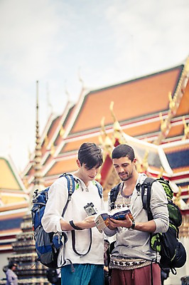 포토 JPG 주간 서양인 외국인 라이프스타일 남자 맨라이프 해외여행 여행 불교 배낭 태국 2014년태국 서기 들기 사람 상반신 20대 성인 야외 두명 앞모습 친구 청춘 사찰 사원 가이드북 구경 배낭여행 방콕 왓포 성인남자만 청년만 청년남자만 국내포토 자연요소 해외기획촬영 해외 아시아 종교 뷰포인트 컨셉 가방 비즈니스 관계 종교건축 모션 인종 청년 생활 남자만 성인만 파일형식