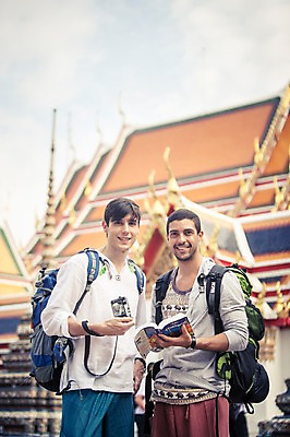 포토 JPG 주간 서양인 외국인 라이프스타일 남자 맨라이프 해외여행 여행 불교 배낭 태국 2014년태국 서기 미소 들기 사람 상반신 20대 성인 야외 두명 앞모습 친구 청춘 사찰 사원 배낭여행 방콕 왓포 성인남자만 청년만 청년남자만 국내포토 자연요소 해외기획촬영 해외 아시아 종교 뷰포인트 컨셉 가방 비즈니스 관계 종교건축 모션 표정 인종 청년 생활 남자만 성인만 파일형식