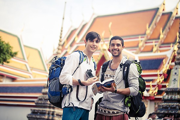 포토 JPG 주간 서양인 외국인 라이프스타일 남자 맨라이프 해외여행 여행 불교 배낭 태국 2014년태국 미소 들기 사람 상반신 20대 성인 야외 두명 앞모습 친구 청춘 카메라 사찰 사원 가이드북 구경 배낭여행 방콕 왓포 성인남자만 청년만 청년남자만 국내포토 자연요소 해외기획촬영 해외 아시아 종교 뷰포인트 컨셉 가방 비즈니스 관계 종교건축 모션 표정 인종 청년 생활 전자제품 남자만 성인만 파일형식
