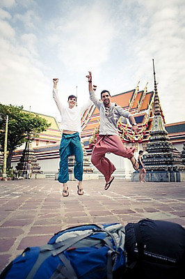 포토 JPG 주간 전신 서양인 외국인 라이프스타일 남자 맨라이프 해외여행 여행 불교 배낭 태국 2014년태국 사람 손짓 20대 성인 야외 두명 앞모습 친구 청춘 점프 사찰 사원 배낭여행 방콕 브이 왓포 성인남자만 청년만 청년남자만 국내포토 자연요소 해외기획촬영 해외 아시아 종교 뷰포인트 컨셉 가방 비즈니스 관계 종교건축 모션 인종 청년 생활 남자만 성인만 파일형식