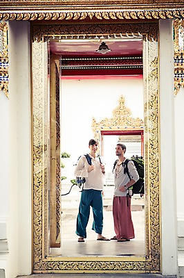 포토 JPG 주간 서양인 외국인 라이프스타일 남자 맨라이프 해외여행 여행 불교 배낭 태국 2014년태국 서기 사람 상반신 20대 성인 야외 두명 앞모습 친구 청춘 사찰 사원 구경 배낭여행 방콕 왓포 성인남자만 청년만 청년남자만 국내포토 자연요소 해외기획촬영 해외 아시아 종교 뷰포인트 컨셉 가방 비즈니스 관계 종교건축 모션 인종 청년 생활 남자만 성인만 파일형식