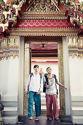 포토 JPG 주간 전신 서양인 외국인 라이프스타일 남자 맨라이프 해외여행 여행 불교 배낭 태국 2014년태국 서기 사람 20대 성인 야외 두명 앞모습 친구 청춘 사찰 사원 구경 배낭여행 방콕 왓포 성인남자만 청년만 청년남자만 국내포토 자연요소 해외기획촬영 해외 아시아 종교 뷰포인트 컨셉 가방 비즈니스 관계 종교건축 모션 인종 청년 생활 남자만 성인만 파일형식